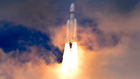 Nosná raketa počas štartu z kozmodrómu
