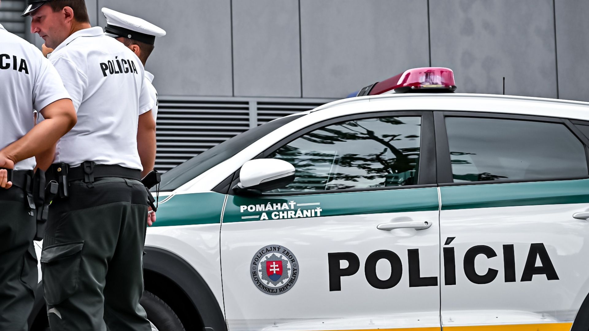 polícia, policajné auto, policajti