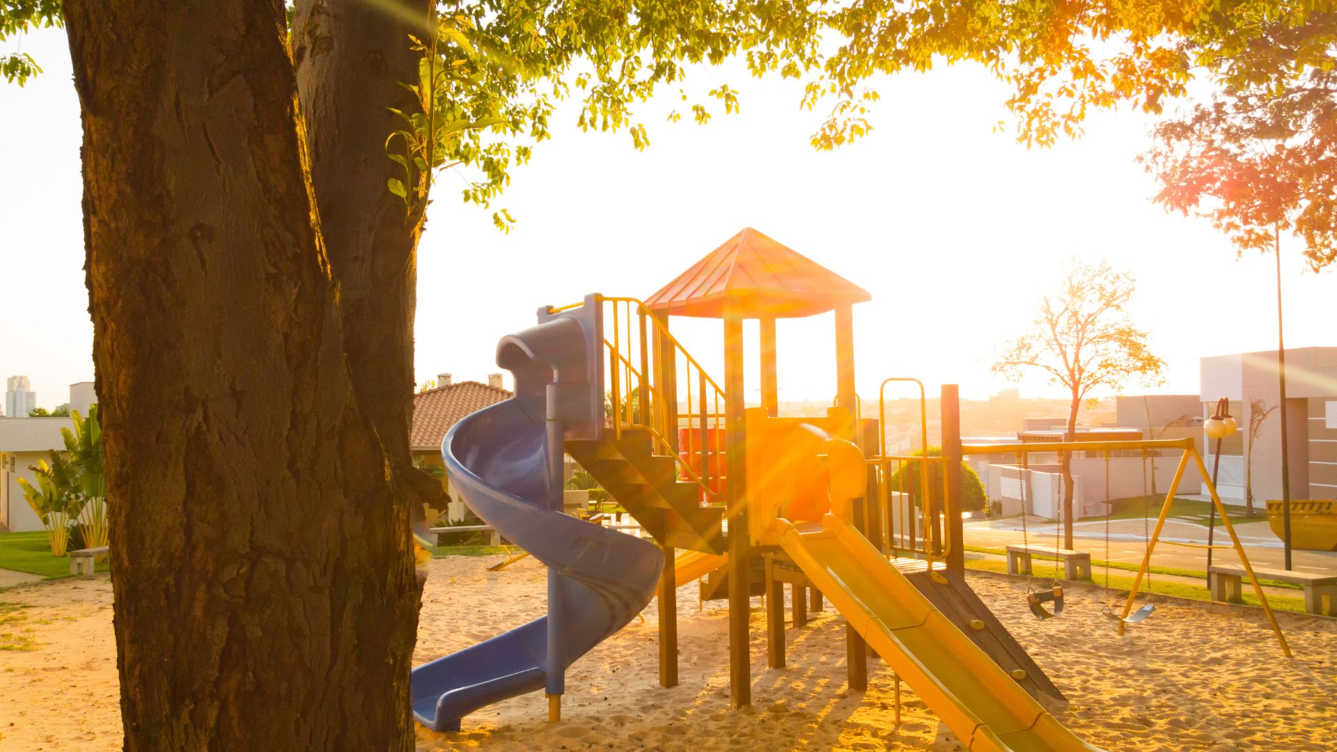 detské ihrisko, strom