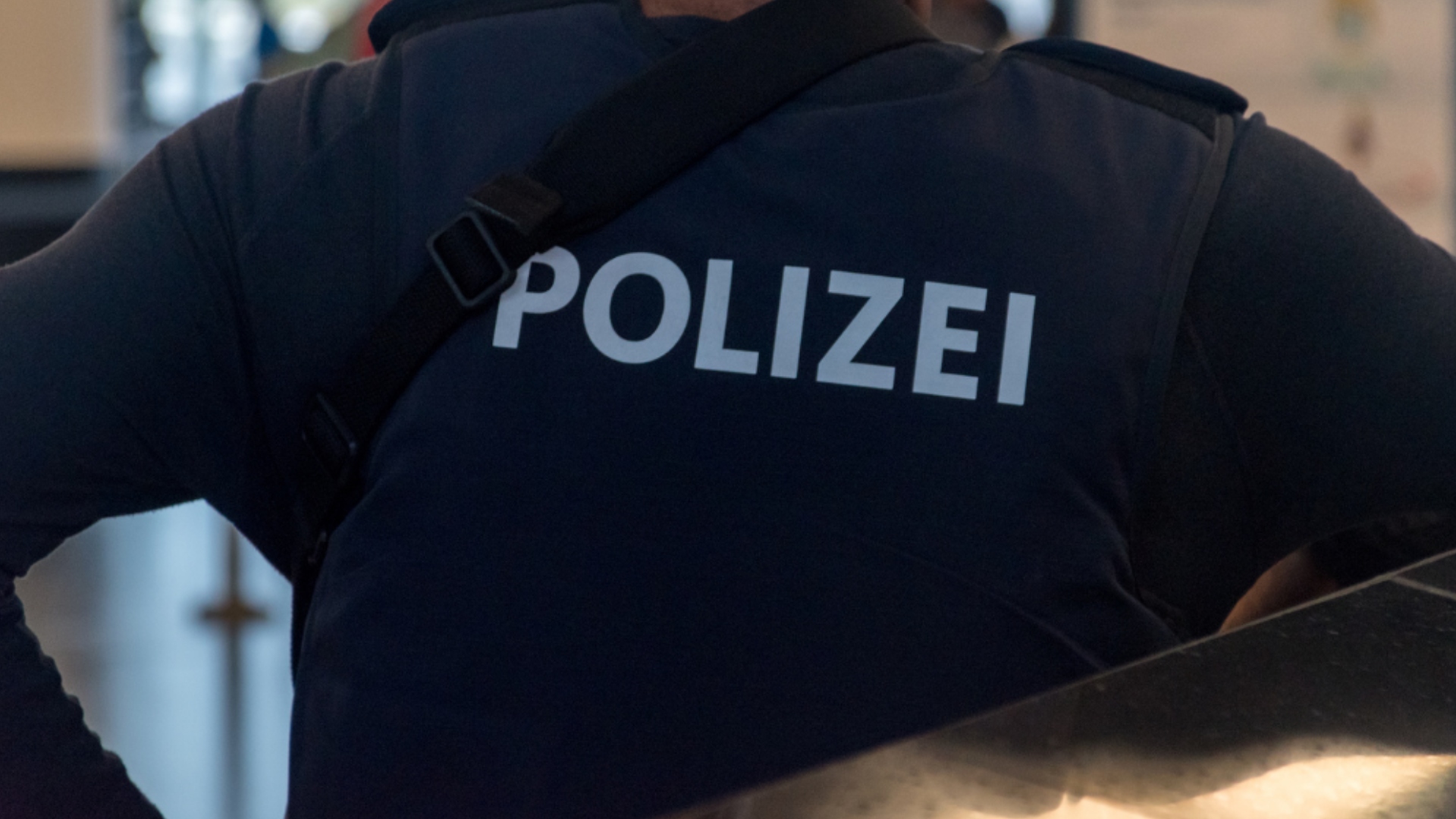 Na snímke je policajt v tričku s nápisom polizei