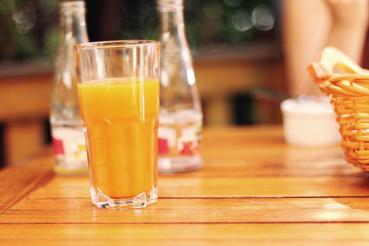na snímke je pohár a v ňom pomarančový džús
