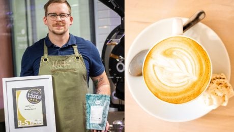 pražiar kávy s kávou a cappuccino