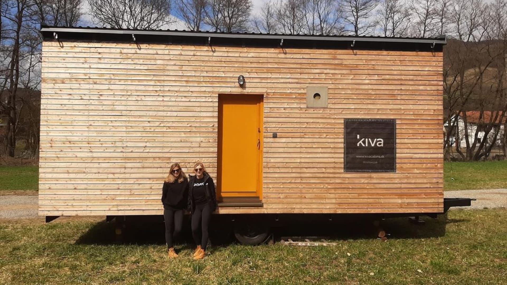 na snímke je kiva cabin a jej zakladateľky