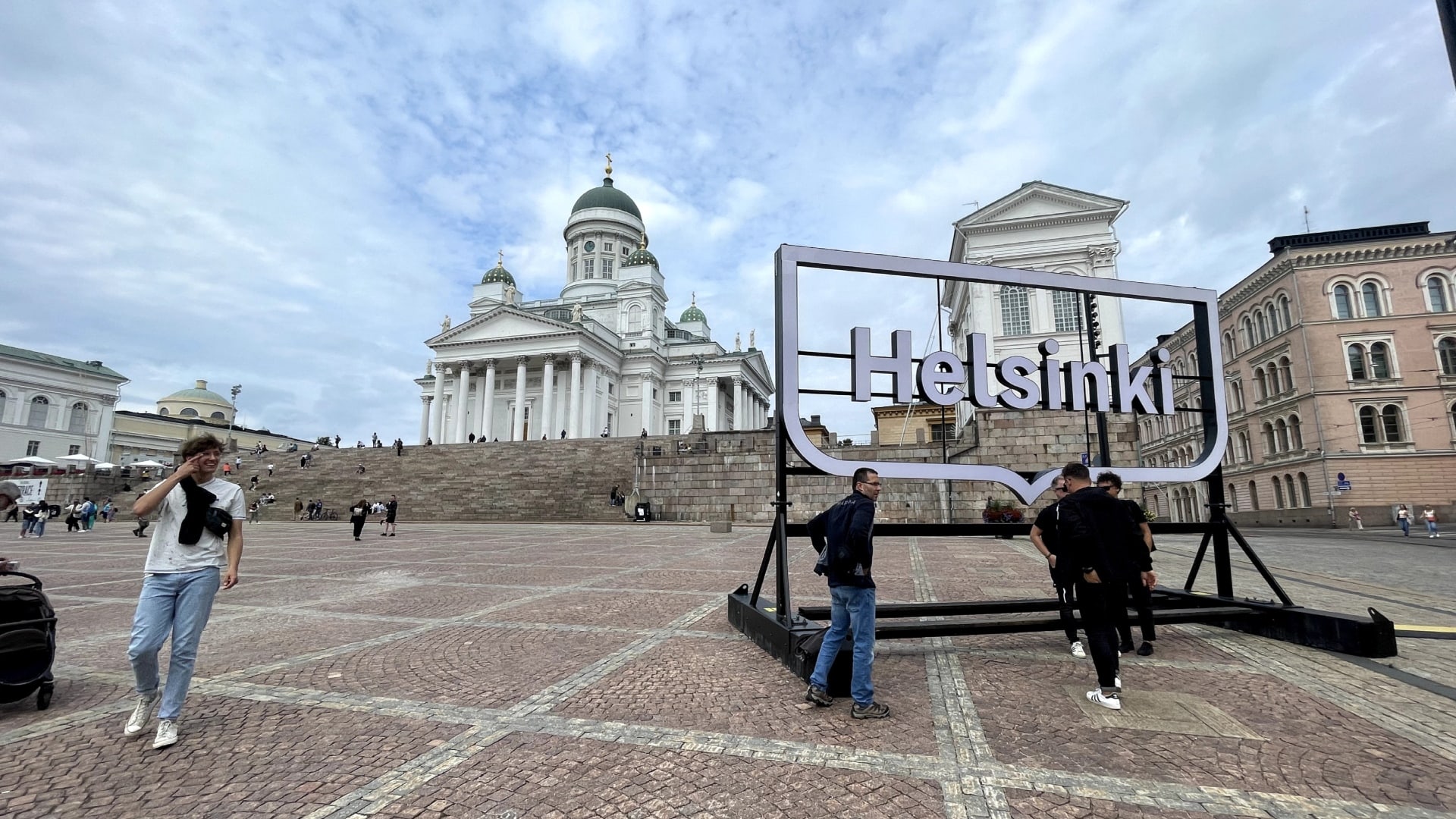 katedrála a nápis Helsinki