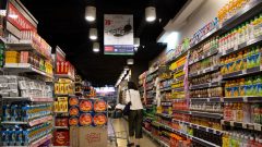 Potraviny, pani v predajni