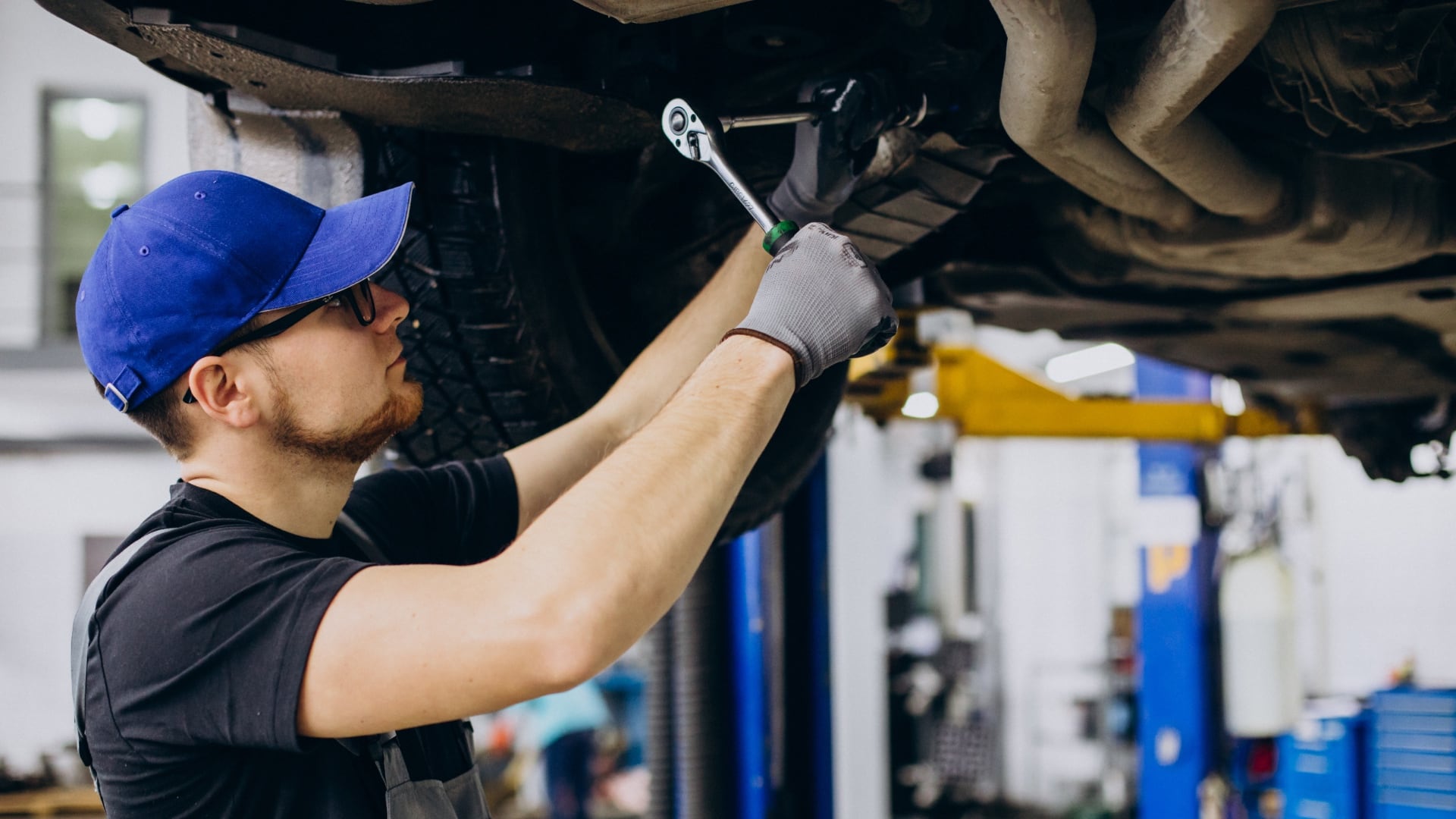 Na snímke je automechanik