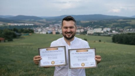 Na fotke je majiteľ firmy Medár.sk na výrobu medu s jeho oceneniami.