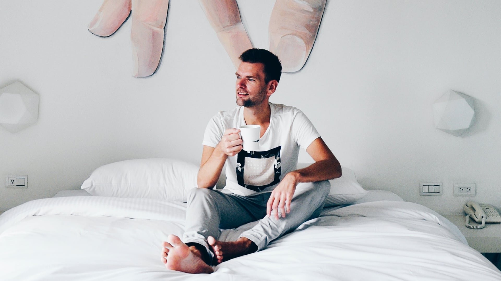 Na snímke je muž v poseli