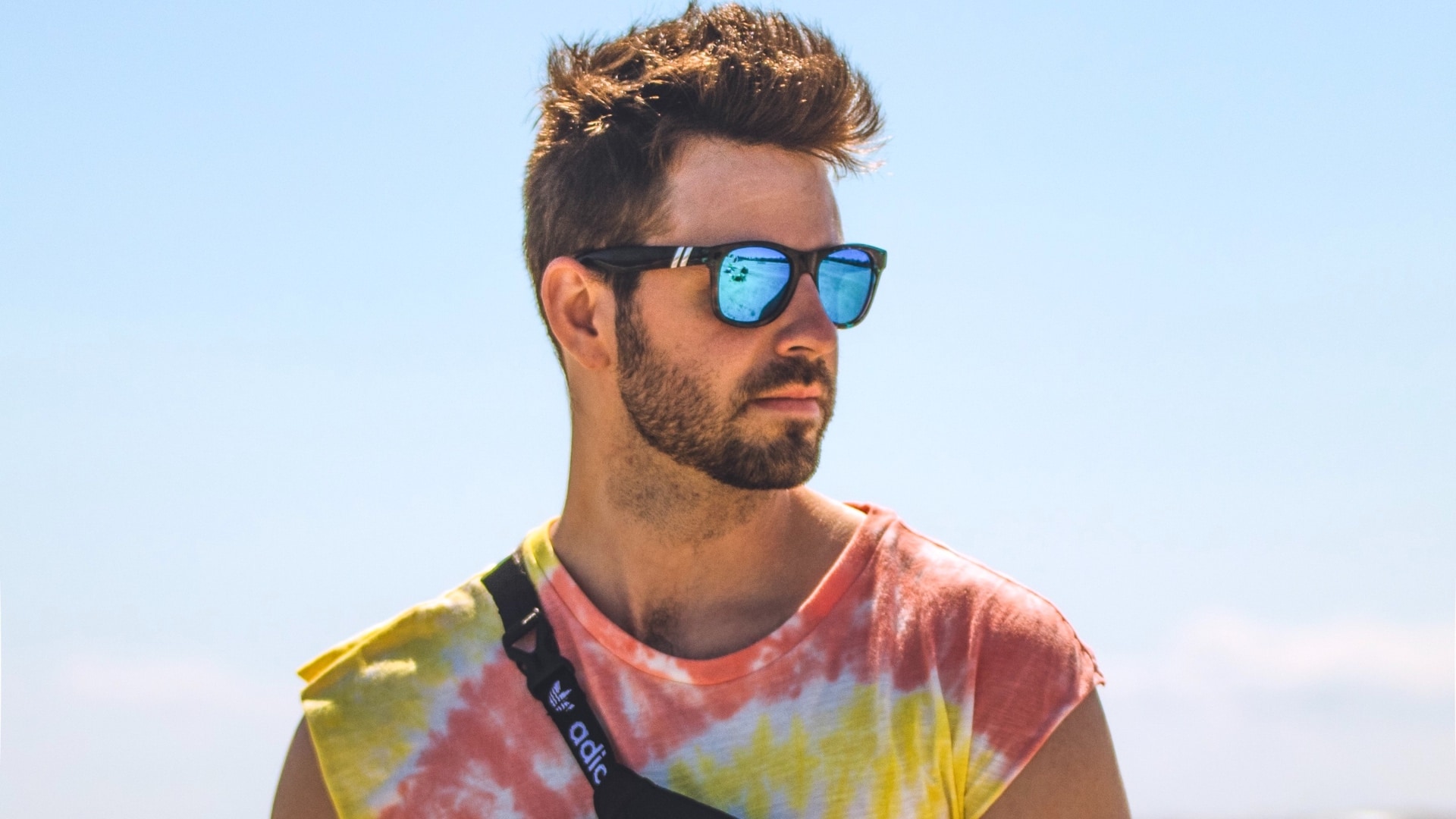 na snímke je muž v okuliaroch