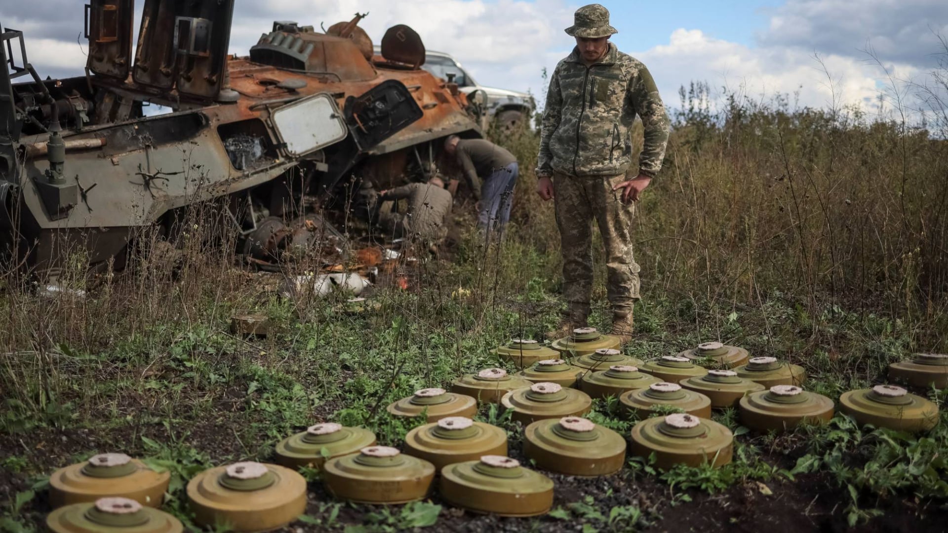 na snímke je muž stojaci pri mínach