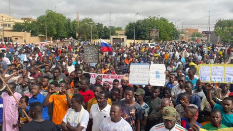 Rozsiahle demonštrácie po štátnom prevrate v Nigeri po hrozbe vojny v Afrike zo strany ECOWASu