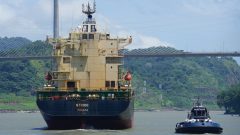 Panamský prieplav vysychá. Masívna nákladná loď preváža tovar cez kanál