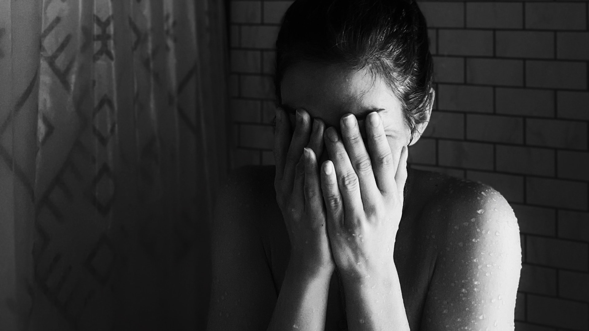 žena zakrývajúca si tvár