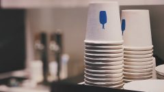 Na snímke je vyobrazená kopa papierových pohárov na kávu.