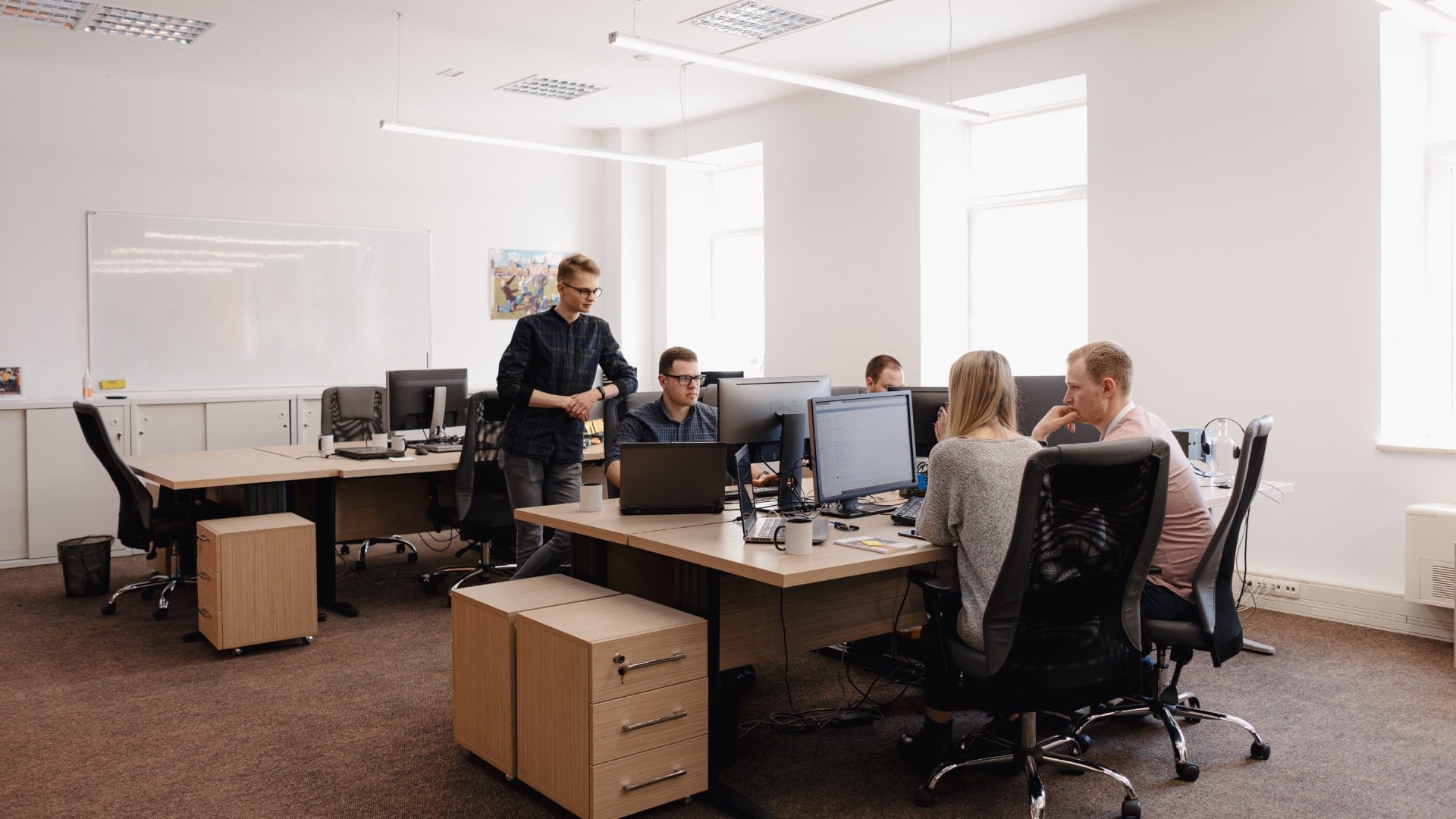 Na snímke sú ľudia v kancelárii