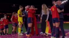 Predseda španielskej futbalovej federácie pobozkal hráčku Hermosovú