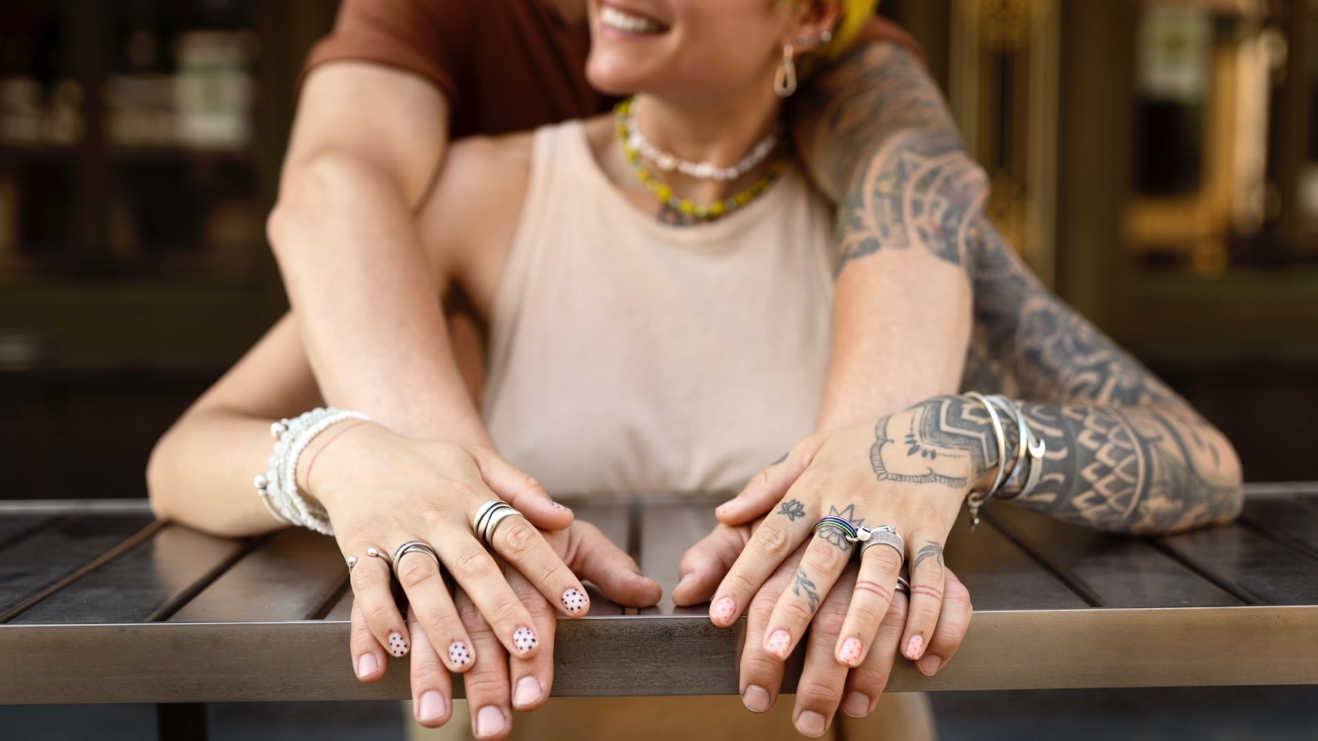 ruky, pár, tetovanie