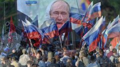 Rusi sledujú Putina a prejav o vojne, vojak pripravený na útok