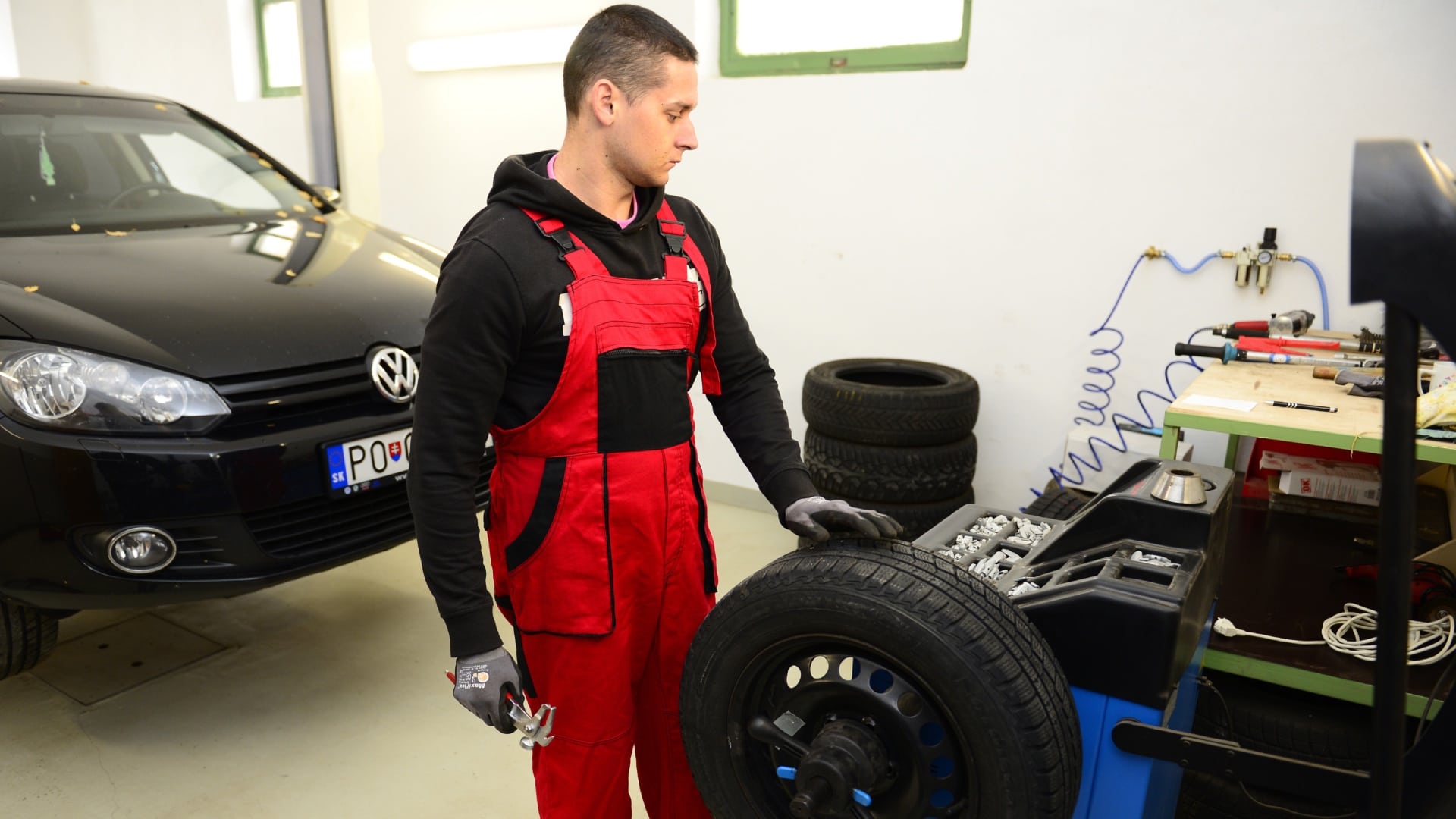 na snímke je muž v pneuservise