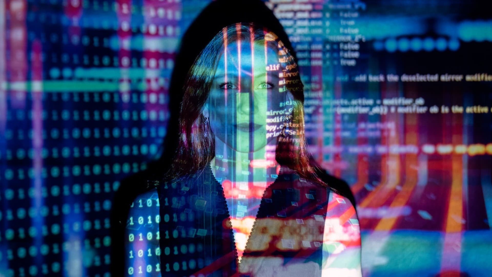 žena stojaca pred premietacím plátnom