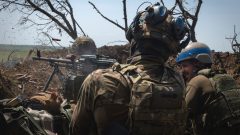 Ukrajinská ofenzíva postupuje. Vojna na Ukrajine, vojaci pália z guľometu