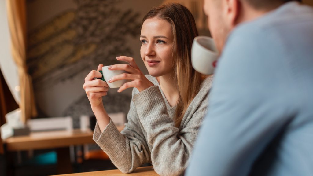 žena, ktorá pije z hrnčeka