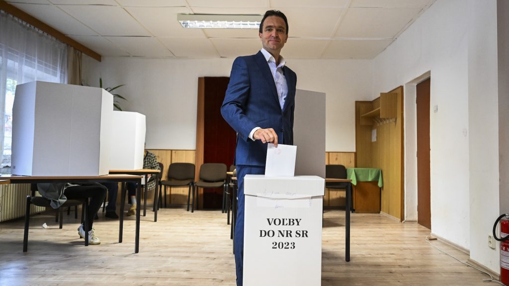 Premiér Ľudovít Ódor odovzdáva hlas vo voľbách 2023