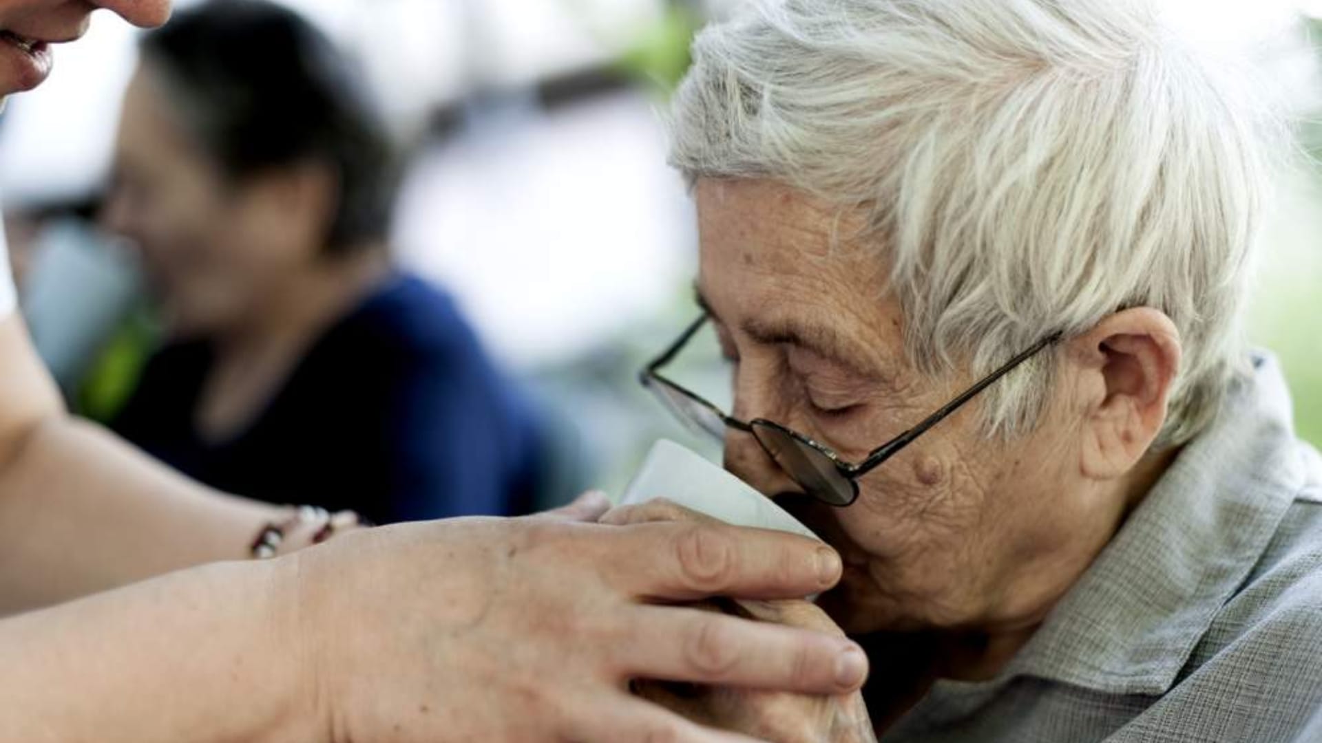 Stará pani zapíja lieky