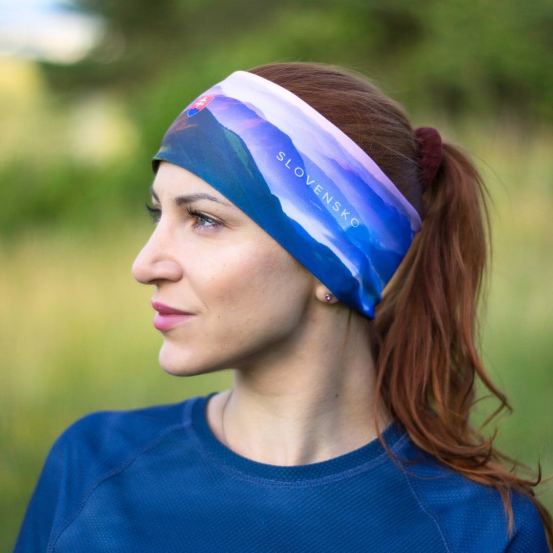 žena v čelenke slovenskej značky Tatragoat