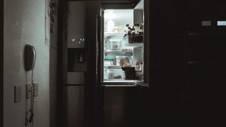 otvorená chladnička v kuchyni