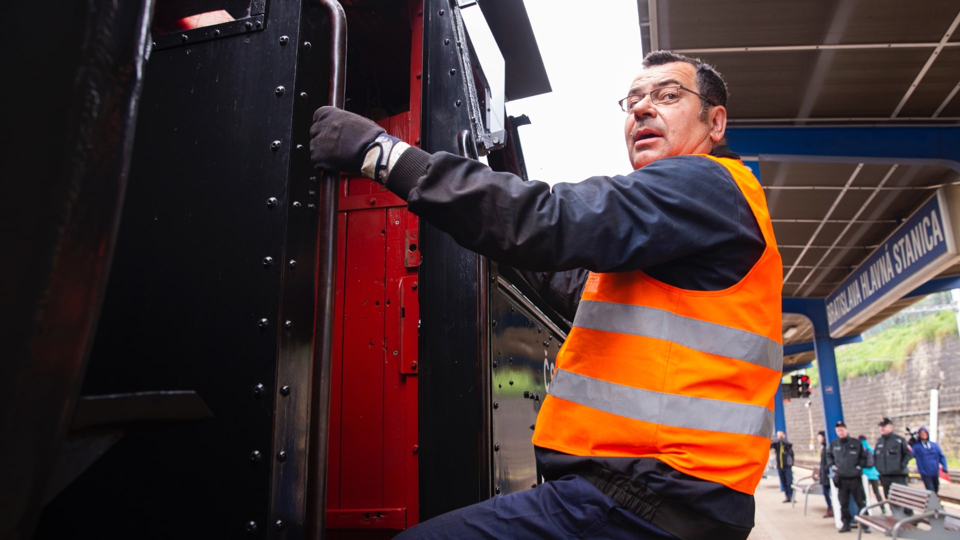 Na snímke rušňovodič nastupuje do rušňa.