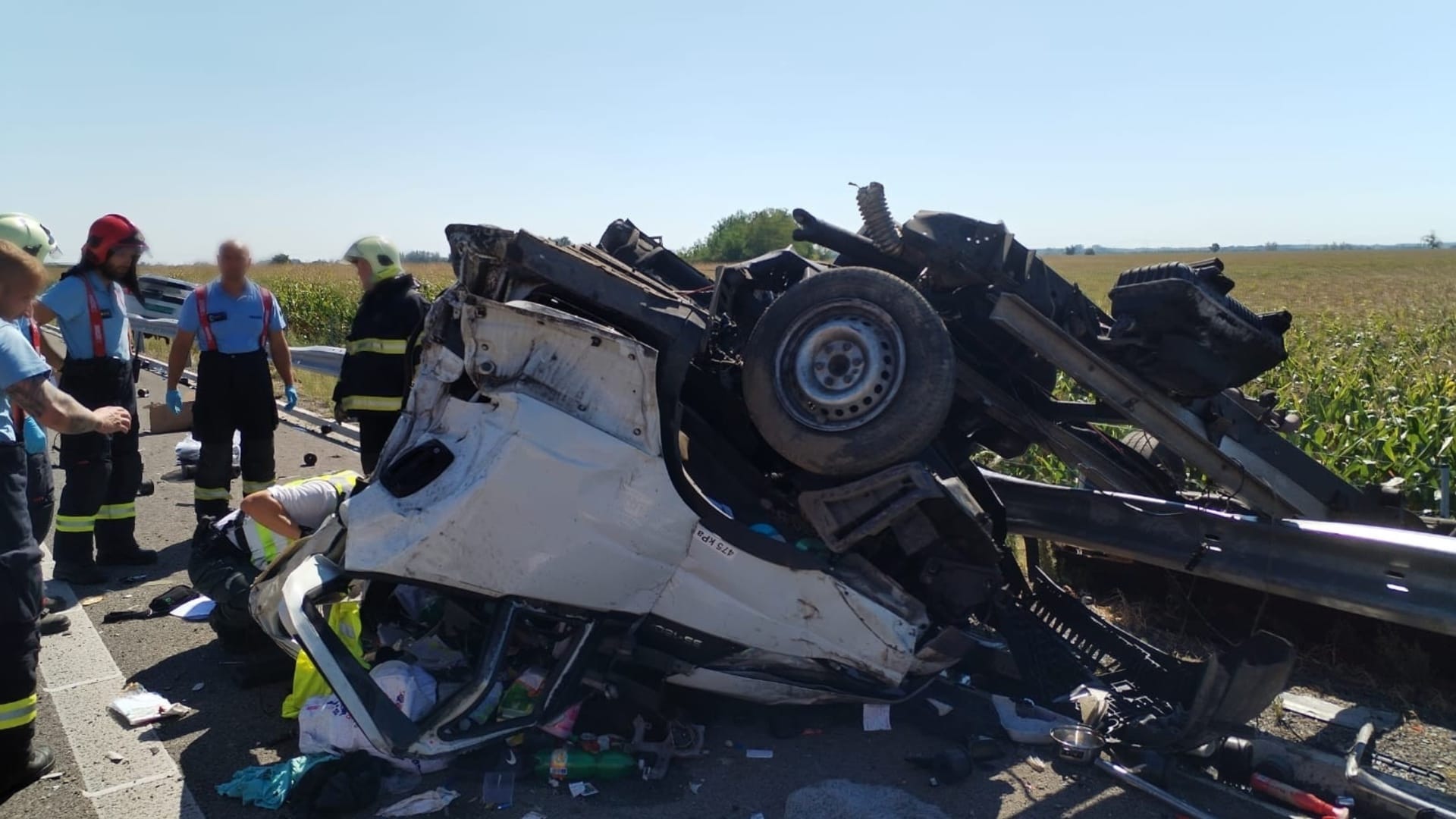 na snímke je vrak auta