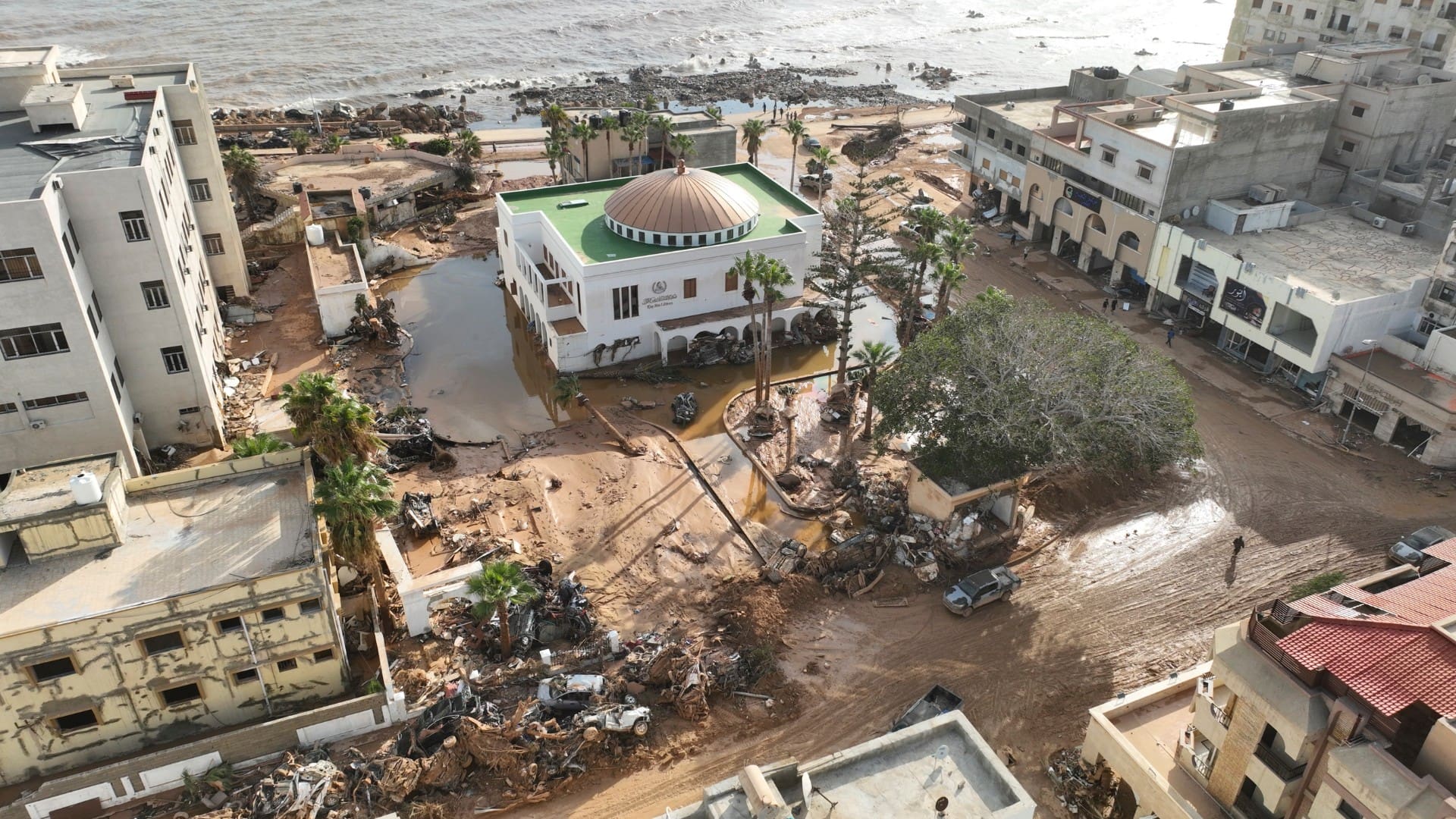 Na snímke bahno a materiálne škody, ktoré spôsobili záplavy v dôsledku búrky Daniel  v líbyjskom prístavnom meste Derna.