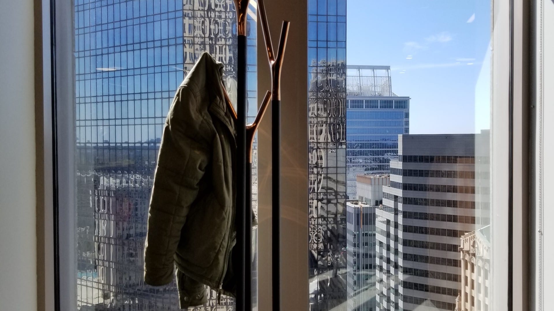 Kabát zavesený na vešiaku.