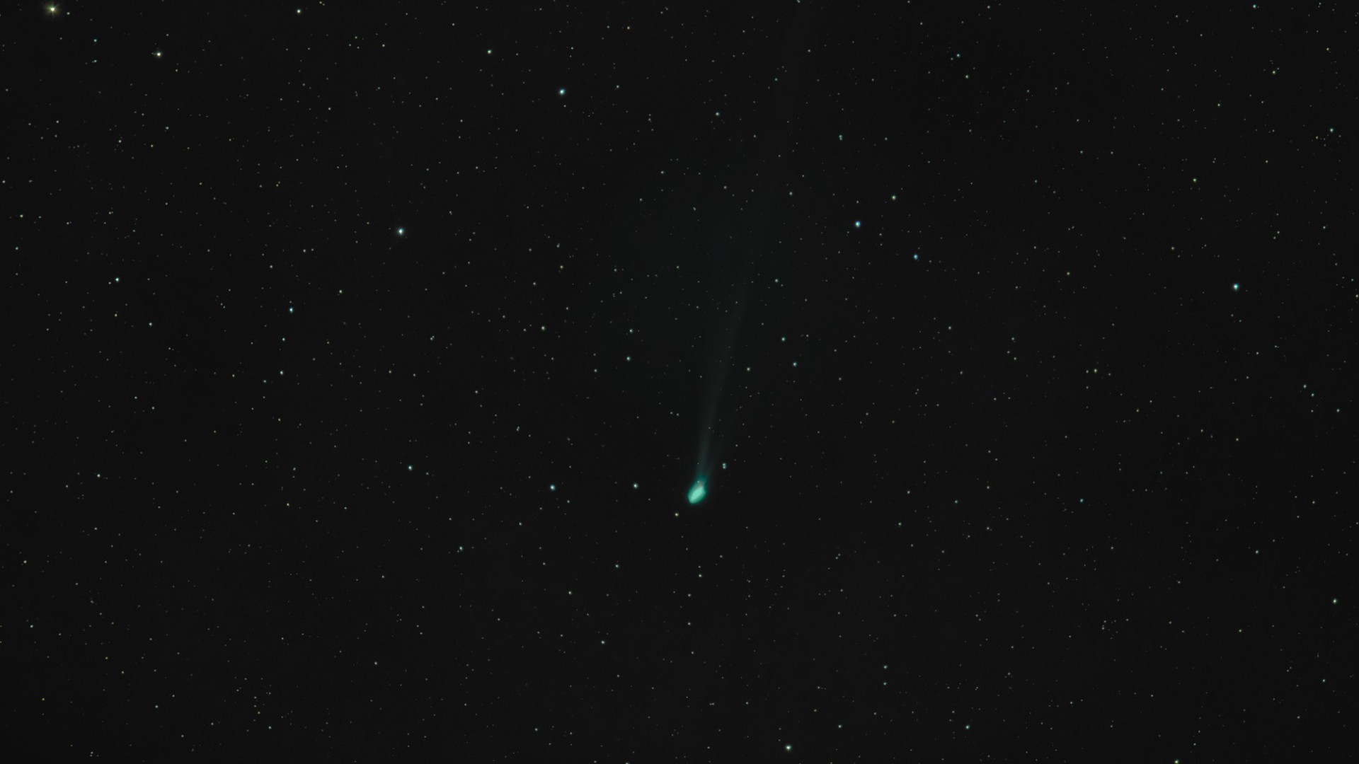 Kométa Nishimura svieti na nočnej oblohe