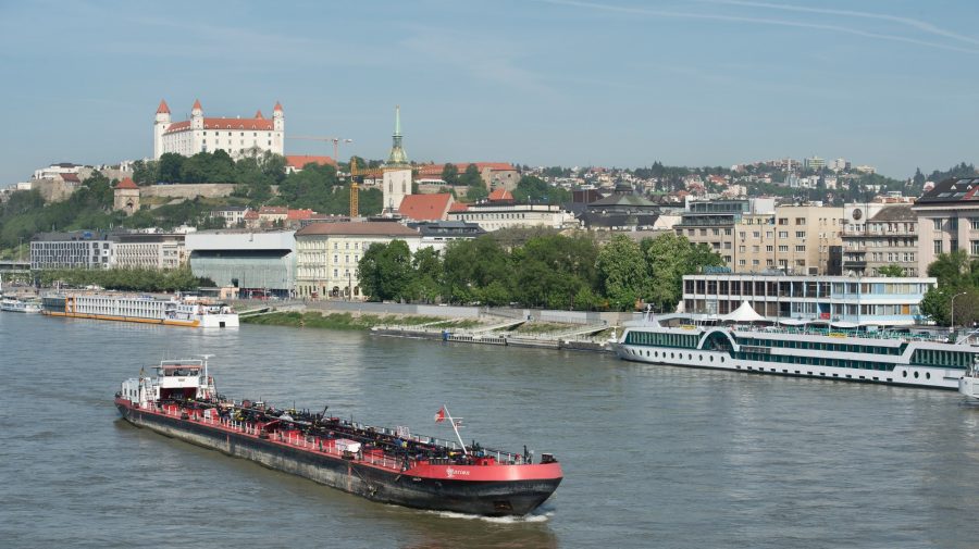 Na snímke lode kotvia v osobnom prístave na rieke Dunaj v Bratislave.