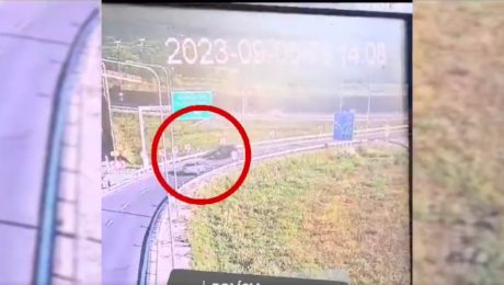 Policajné auto a Porsche na ceste