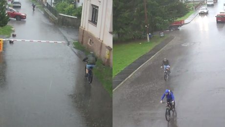 Na snímke cyklisti v daždi idú po ulici