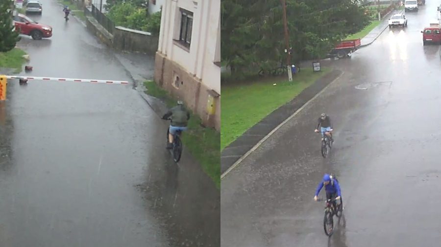 Na snímke cyklisti v daždi idú po ulici
