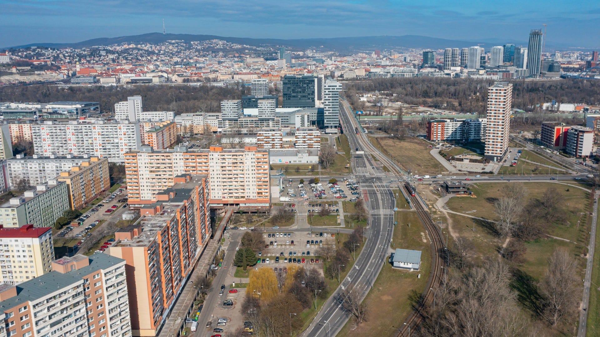 Na snímke z dronu Jantárová cesta a zastávka električiek Jungmannova v bratislavskej Petržalke.
