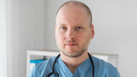 na snímke je doktor