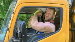 Kulturista v smetiarskom aute