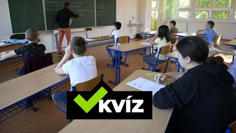 Na snímke sú žiaci v triede.