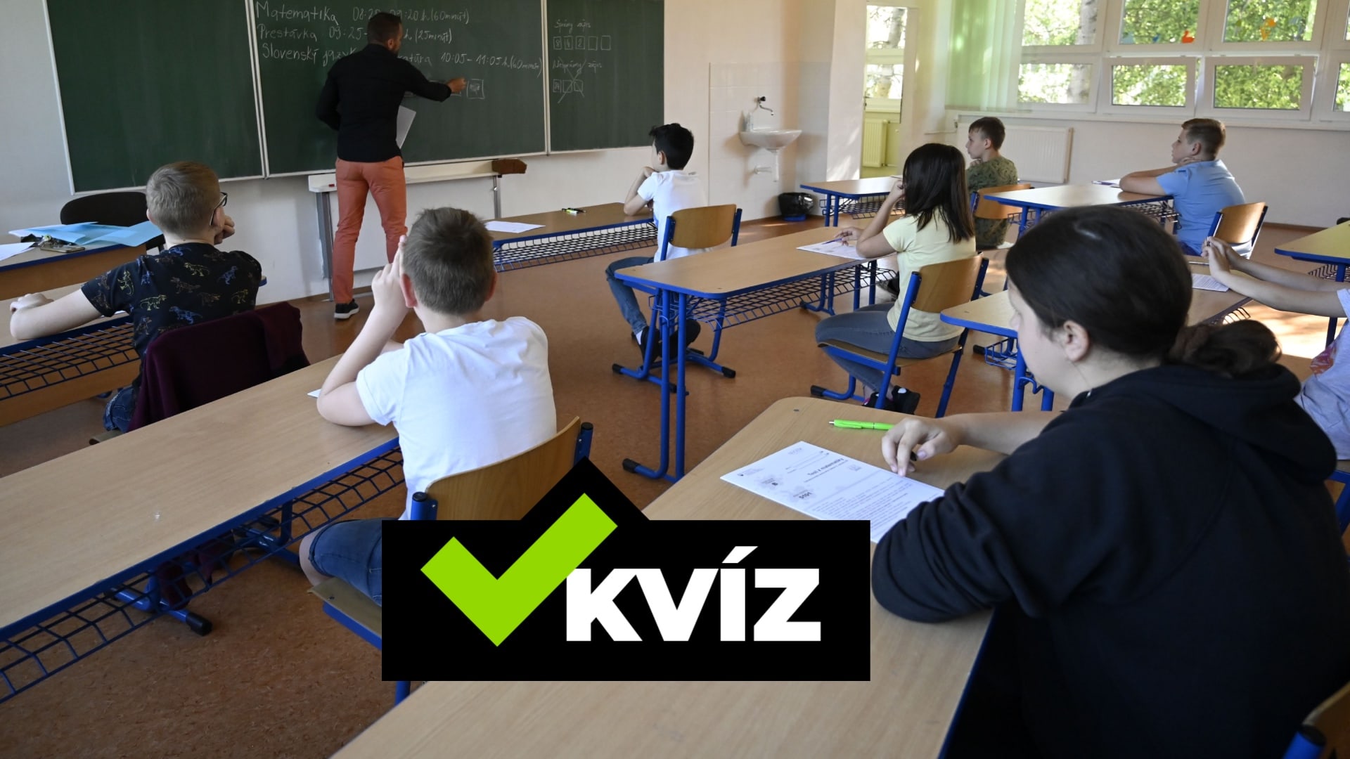 Na snímke sú žiaci v triede.