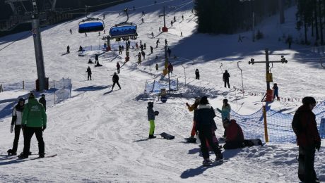 ľudia v lyžiarskom stredisku na svahu