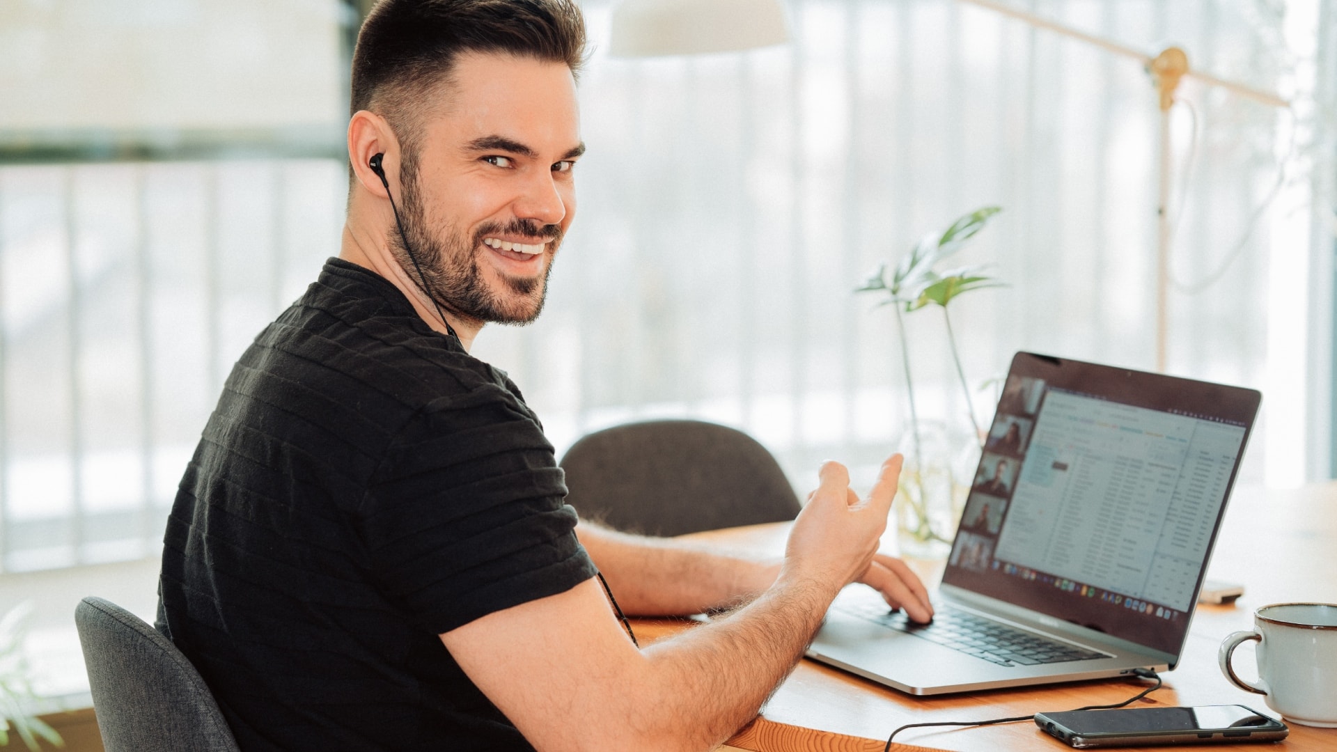 muž za počítačom