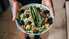 muž, ktorý v rukách drží tanier