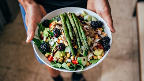 muž, ktorý v rukách drží tanier