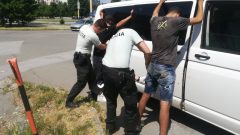Polícia zadržiava migrantov