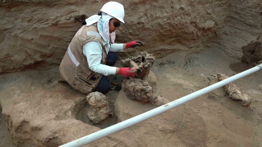Archeológ skúma nález múmií v Peru v Lime
